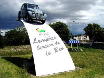 Monument 2cv a lempdes 2